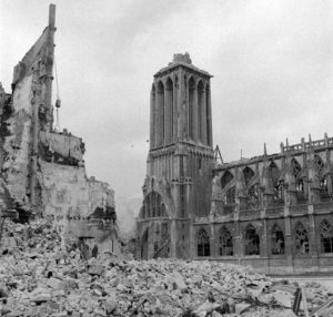 Les ruines de l'église Saint-Pierre à Caen en juillet 1944. Photo : George Rodger pour LIFE Magazine