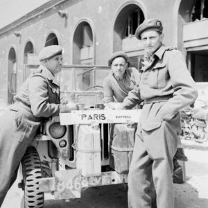 Deux correspondants de guerre britanniques et leur pilote de Jeep, qui est baptisée "Paris express". Photo : DR