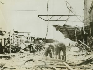 23 juillet 1944 : le pont ferroviaire du quartier de Vaucelles à Caen, détruit, surplombait la rue de la gare. Des sapeurs canadiens débutent la lourde tâche de dégager les décombres. Photo : Library and Archives Canada