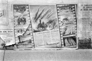 Juillet 1944 : gros-plan sur des affiches de propagande allemandes sur un mur à Caen, vantant la puissance de leurs armes. Photo : George Rodger pour LIFE Magazine