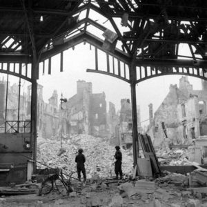 Juillet 1944 : des militaires alliés sous les ruines du marché couvert à Caen. Photo : George Rodger pour LIFE Magazine