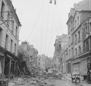 Les ruines de la rue du Vaugueux à Caen en juillet 1944. Photo : George Rodger pour LIFE Magazine