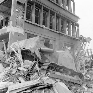 Juillet 1944 à Caen : un bulldozer Caterpillar blindé D7A baptisé "Glady's" participe aux opérations de déblayage du secteur de la gare. Photo : George Rodger pour LIFE Magazine