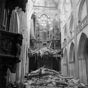 Juillet 1944 à Caen : vue de la nef et de l'orgue dévastés de l'église Saint-Pierre. Photo : George Rodger pour LIFE Magazine