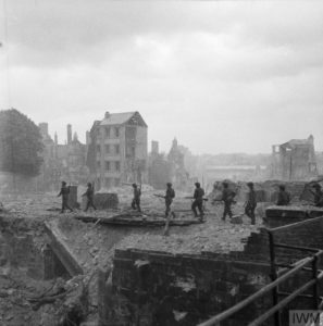 10 juillet 1944 : des sapeurs britanniques progressent dans les ruines de la ville de Caen, où de nombreux pièges explosifs ont été laissés par les Allemands. Photo : IWM B 6897