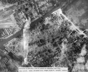 13 juin 1944 : photo de reconnaissance du quartier de Saint-Jean de Caen, prise par le Flight Officer Reeves à bord d'un Spitfire à une altitude de 24 000 pieds (7 315 mètres). Ce cliché montre la violence des bombardements aériens qui ont frappé ce secteur, notamment ceux réalisés par le No. 5 Group (Bomber Command, Royal Air Force) durant les nuits du 6 au 7 juin puis du 12 au 13 juin 1944. Photo : IWM HU 92977