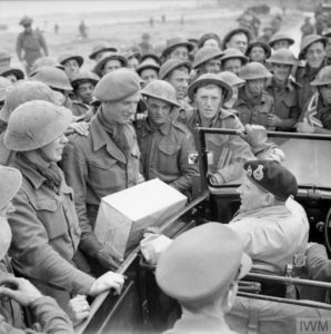 11 juillet 1944 : le général Montgomery, commandant le 21st Army Group, marque un arrêt pour échanger avec ses soldats dans le cadre d'une visite à Caen. Photo : IWM B 6934