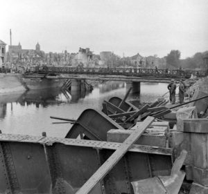 19 juillet 1944 : le pont Bailey baptisé "Churchill bridge" à Caen. Photo : George Rodger pour LIFE Magazine