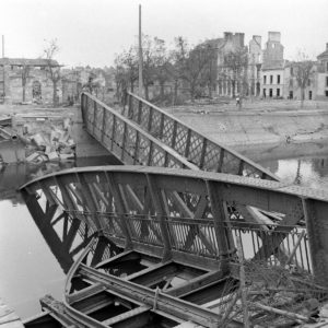 19 juillet 1944 : les vestiges du pont ferroviaire et routier de la Mutualité à Caen. Photo : George Rodger pour LIFE Magazine