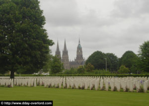 Cimetière militaire de Bayeux. En arrière-plan, la cathédrale de Bayeux. Photo (2005) : D-Day Overlord