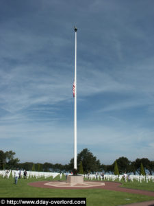 Drapeau en berne au cimetière militaire américain de Colleville-sur-Mer. Photo (06/06/2013) : D-Day Overlord