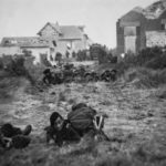 Sword Beach - Jour - J. Le commando Kieffer aborde la position fortifiée du "casino" (Wn 10) avec l'appui de blindés. Photo : IWM