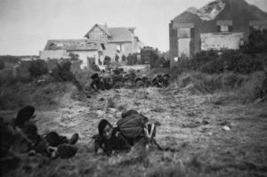 Sword Beach - Jour - J. Le commando Kieffer aborde la position fortifiée du "casino" (Wn 10) avec l'appui de blindés. Photo : IWM