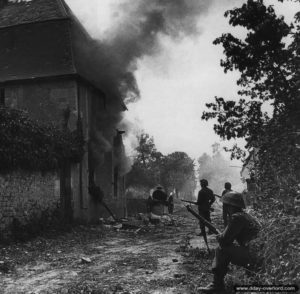 17 juin 1944 : soldats anglais de la 49th Infantry Division dans Cristot. Photo : IWM