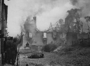 17 juin 1944 : soldats anglais de la 49th Infantry Division dans Cristot. Photo : IWM