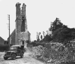 17 juin 1944 : soldats anglais de la 49th Infantry Division dans Cristot. Photo : IWM