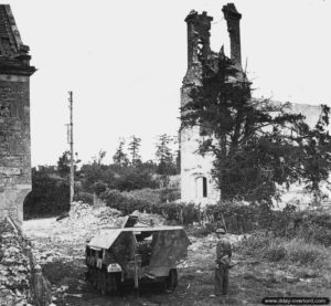 17 juin 1944 : un SdKfz 250 du Panzergrenadier-Lehr- Regiment 901. de la Panzer-Lehr Division inspecté par des soldats anglais de la 49th Infantry Division dans Cristot. Photo : IWM