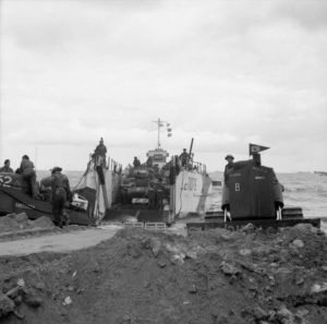 Des chars Sherman appartenant à l'escadron A du Nottinghamshire Yeomanry (Sherwood Rangers), 8th Armoured Brigade, depuis le chaland de débarquement LCT 1076 sur le secteur Jig à Gold Beach. Photo : IWM