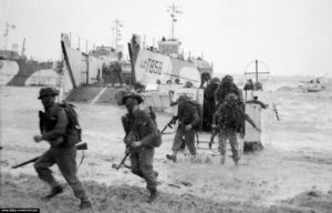 Débarquement sur le secteur Jig de Gold Beach des soldats du 47 (RM) Commando à partir des chalands LCA, tandis que les LCT déversent leur cargaison en arrière-plan. Photo : IWM