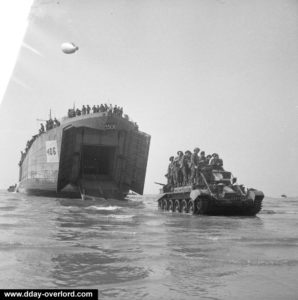 7 juin 1944 : un LST débarque sur Gold Beach un char Cromwell appartenant à la 7th Armoured Division . Photo : IWM