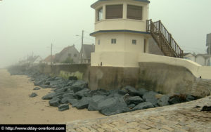 Le poste de secours de Ver-sur-Mer, Gold Beach, construit sur les fondations d'une casemate de flanquement en cuve Ringstand pour canon antichar de 50 mm (2005). Photo : D-Day Overlord