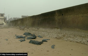 Les vestiges du mur antichar du secteur King de Gold Beach à Ver-sur-Mer (2005). Photo : D-Day Overlord