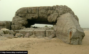 Les vestiges, endommagés par les bombardements et le temps, de la casemate 667 de Ver-sur-Mer appartenant au point d'appui codé Wn 33 à Gold Beach (2005). Photo D-Day Overlord