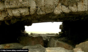 Les vestiges, endommagés par les bombardements et le temps, de la casemate 667 de Ver-sur-Mer appartenant au point d'appui codé Wn 33 à Gold Beach (2005). Photo D-Day Overlord