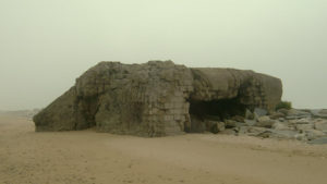 Les vestiges, endommagés par les bombardements et le temps, de la casemate 667 de Ver-sur-Mer appartenant au point d'appui codé Wn 33 à Gold Beach (2005). Photo D-Day Overlord