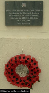 La plaque commémorative en souvenir du régiment 4th/7th Royal Dragoon Guards dont les blindés et équipages participèrent à l'assaut du secteur King de Gold Beach à Ver-sur-Mer le 6 juin 1944. Photo : D-Day Overlord