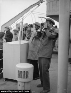 Le Cpt. Sir Campbell et le Cdr. Kimmins à bord de l'HMS Bulolo au large de Gold Beach. Photo : IWM