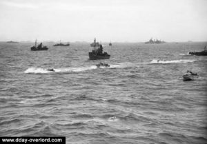 Le drageur de mines HMT Coriolanus et les LCP 298 et 358 au large de Gold Beach le 6 juin 1944. Photo : IWM