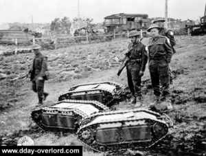 Des sapeurs anglais inspectent des exemplaires de SdKfz 302 Goliath, engins chenillés commandés allemands contenant des explosifs, dans le secteur de Gold Beach. Photo : IWM