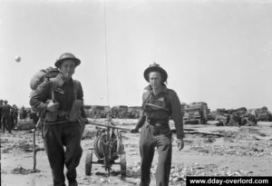 E. Platts (à gauche) et E. Armitage, du 98th Balloon Squadron RAF, installent un ballon captif le 6 juin 1944 sur le secteur King de Gold Beach. Photo : IWM CL 48