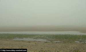 La plage de Gold Beach à Ver-sur-Mer, dans des conditions atmosphériques identiques à celles du 6 juin 1944 à l'aube (2005). Photo : D-Day Overlord