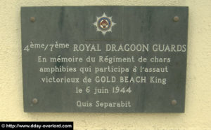 La plaque commémorative en souvenir du régiment 4th/7th Royal Dragoon Guards dont les blindés et équipages participèrent à l'assaut du secteur King de Gold Beach à Ver-sur-Mer le 6 juin 1944. Photo : D-Day Overlord