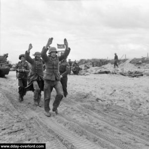 Des prisonniers allemands sont escortés vers un point de rassemblement sur Gold Beach. Photo : IWM B 5257