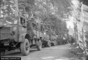 Un convoi de véhicules transportant des personnels de la RAF quittent le secteur King de Gold Beach pour rejoindre Ver-sur-Mer. Photo : IWM