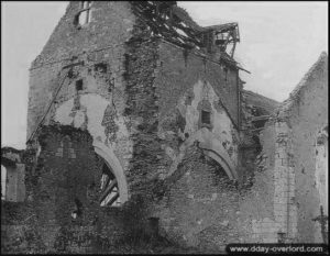 Les ruines de l’église de Graignes après les combats de juin 1944. Photo : DR
