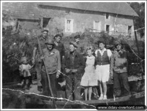 Des soldats américains aux côtés des habitants de Graignes en juin 1944. Photo : DR