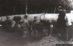 La levée des 9 corps de parachutistes américains massacrés à Hémevez le 6 juin 1944 par les Allemands et enterrés dans le cimetière communal. Photo : US National Archives