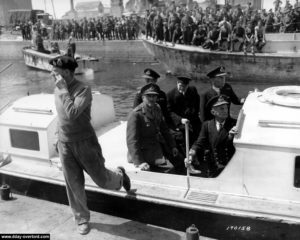 12 juin 1944 : visite des généraux anglais et du Premier Ministre Churchill à Courseulles. Photo : Archives Canada