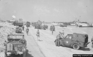 Renforts sur la plage de Bernières le 24 juin 1944. Photo : Archives Canada