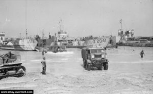 Renforts sur la plage de Bernières le 24 juin 1944. Photo : Archives Canada