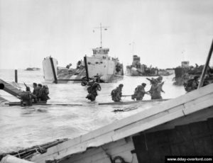 A Saint-Aubin-sur-Mer, débarquement des commandos du 48th Royal Marine (48th RMC). Photo : Archives Canada