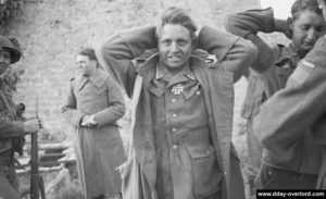 7 juin 1944 : un prisonnier allemand arborant sa Ritterkreuz à Langrune-sur-Mer. Photo : Archives Canada