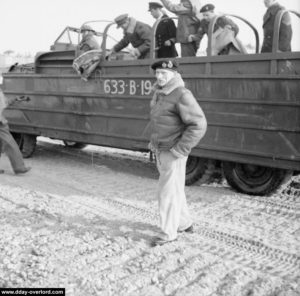 Le maréchal anglais Montgomery inspecte Juno Beach le 8 juin 1944. En arrière-plan, un DUKW. Photo : IWM