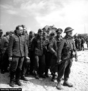 Des prisonniers allemands escortés par le 8th Group , 102nd Beach Brigade sur la plage de Bernières. Photo : IWM