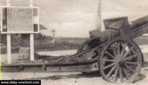 Un canon vestige du débarquement après la guerre à Bernières. Photo : Archives Canada