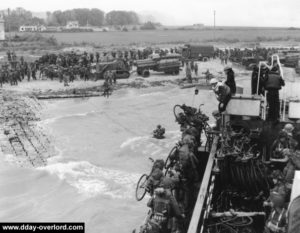 Débarquement de soldats canadiens à Bernières-sur-Mer. Photo : Archives Canada
